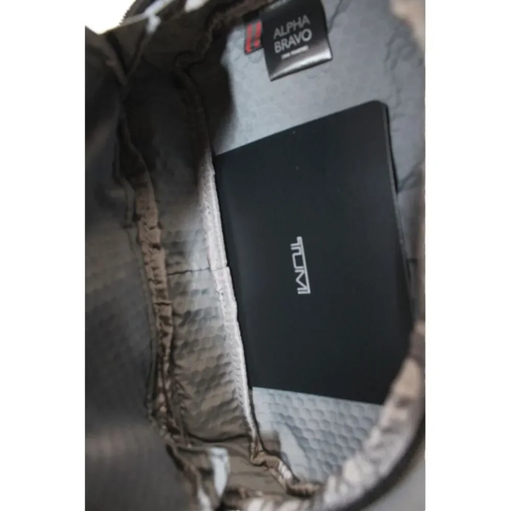Tumi Mens Black Nylon Zip Around Logo Response Travel Kit